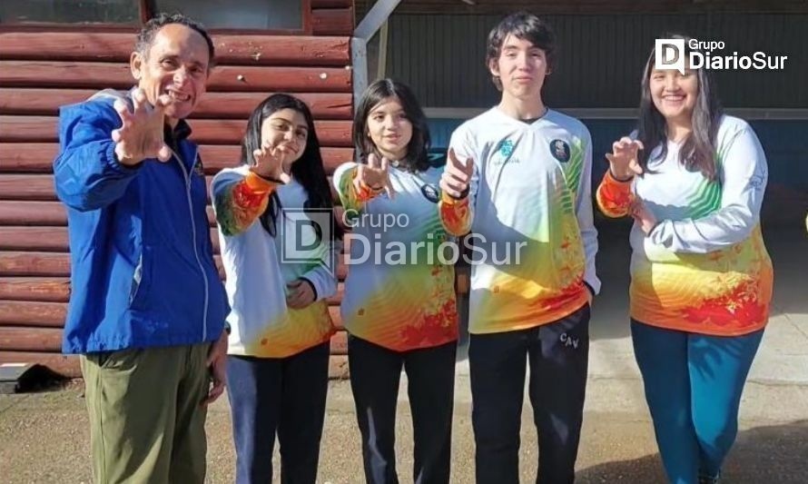 Mauricio Díaz junto a algunos de sus pupilos del club MDC Sports. Crédito: Grupo Diario Sur.