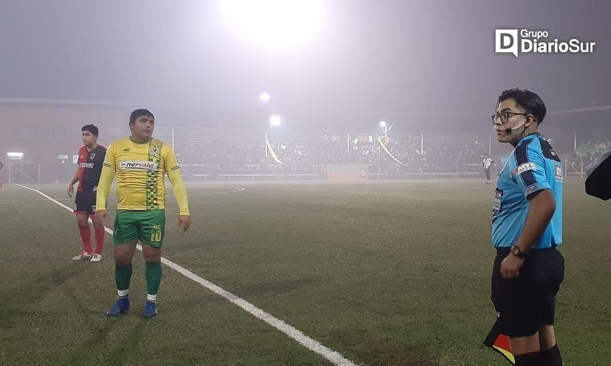 Un corte de luz de casi 30 minutos le quitó normalidad al partido de la final regional de la Anfa. Crédito: gentileza de Pablo Cárdenas.
