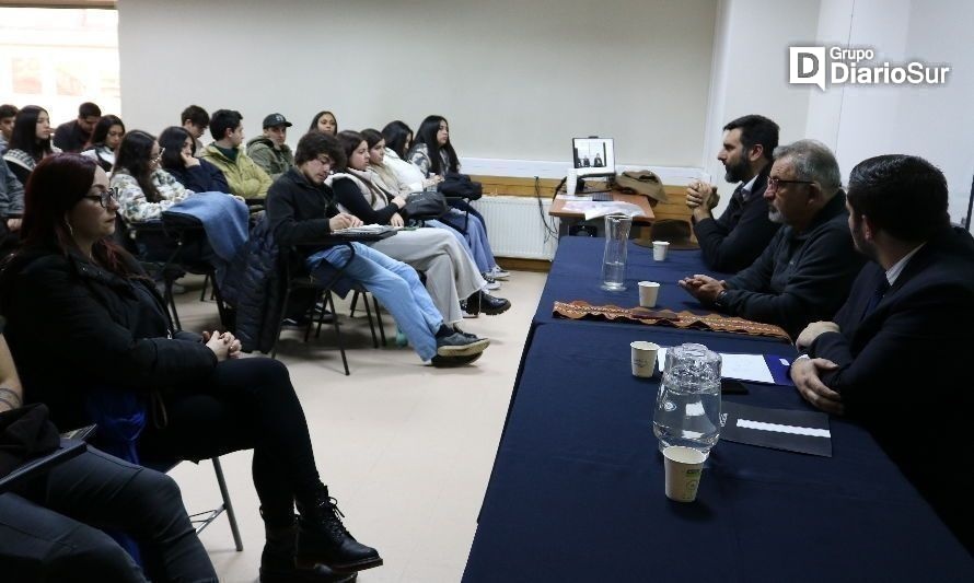 Constitucionales electos debatieron en conversatorio universitario