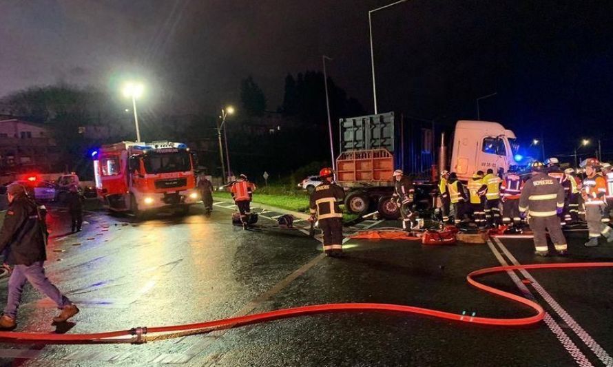 Bomberos rescató a personas que quedaron atrapadas tras violenta colisión en Valdivia 