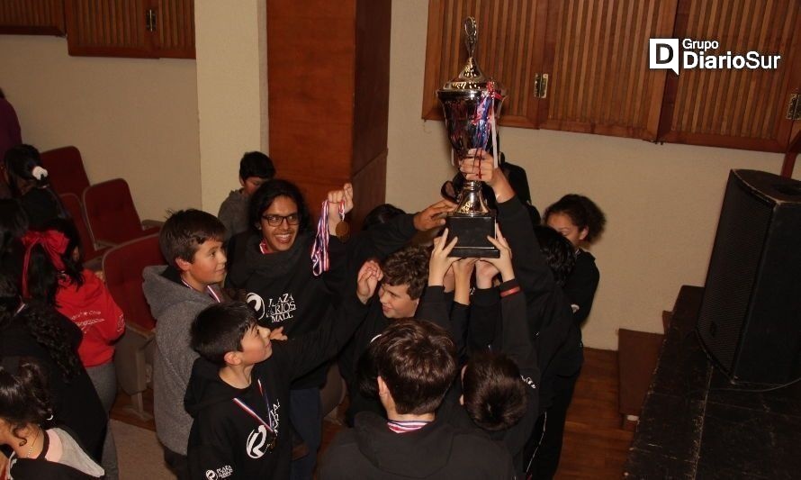 Los pratinos festejaron la obtención de una nueva copa. Los más felices eran los de la categoría novicios. Crédito: Asociación Deportiva Regional Austral de Remo de Valdivia.