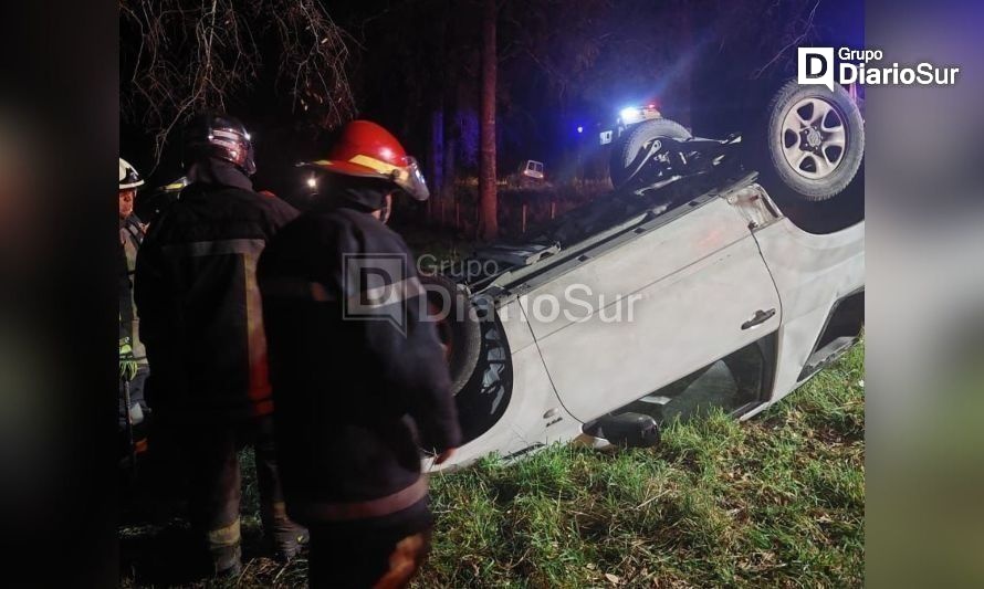 Ocho lesionados en volcamiento de vehiculo en Los Lagos