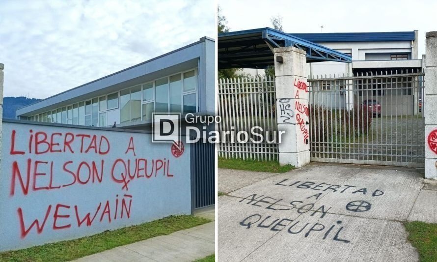 Rayan frontis de Juzgado de Los Lagos en protesta por juicio de comunero mapuche