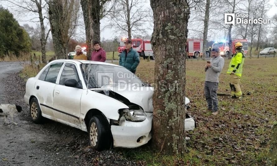 Tres lesionados en choque de vehículo contra un árbol en Río Bueno