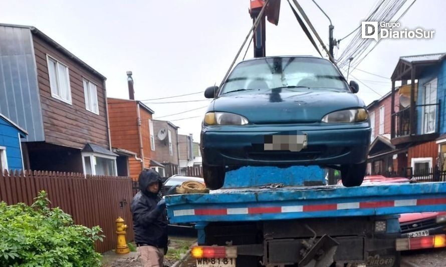 Grúa ha retirado más de 80 autos abandonados y mal estacionados en Valdivia