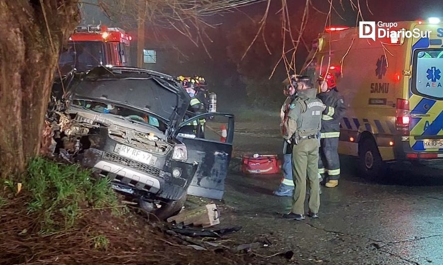 Contra un árbol fue a parar automovil en René Schneider