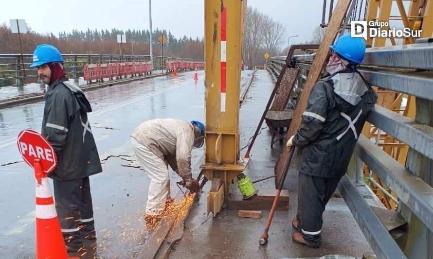 Microbús chocó plataforma de trabajo instalada en el puente Cau Cau