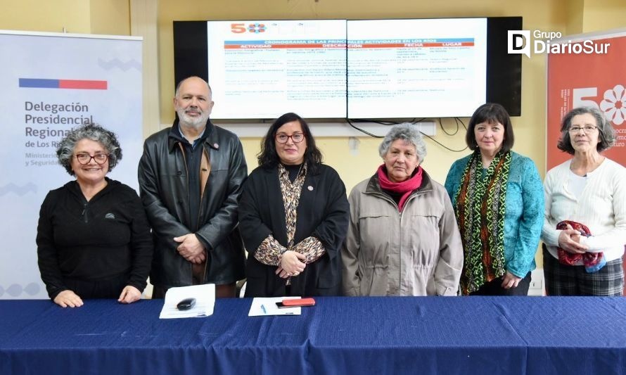Delegada presidencial Carla Peña Ríos; el seremi de Las Culturas, las Artes y el Patrimonio, Oscar Mendoza; Laura Ramírez, coordinadora de la Mesa Memoria y Patrimonio del Gobierno Regional; Ida Sepúlveda, presidenta de la Agrupación de Familiares de Desaparecidos y Ejecutados Políticos; y Gabriela Pantoja, directora del Colectivo Sur Mujer y Dignidad,