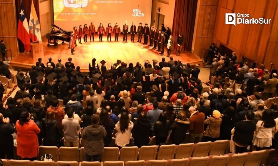 En una ceremonia se conmemoró un año más de la UACh. Crédito: Comunicaciones UACh.
