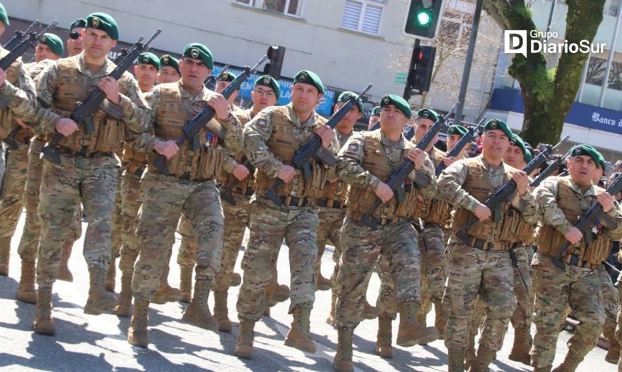 En Valdivia se realizó el desfile en honor a las Glorias del Ejército