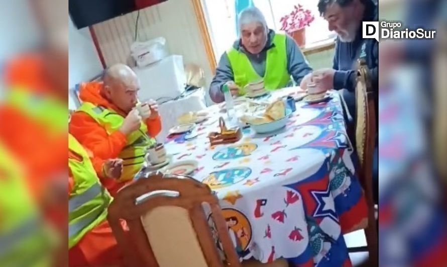 Trabajadores del aseo tuvieron un desayuno muy especial en Valdivia