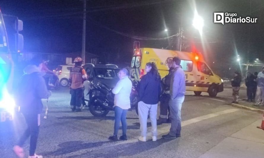 Una mujer resultó lesionada tras colisión de su moto con auto en Valdivia