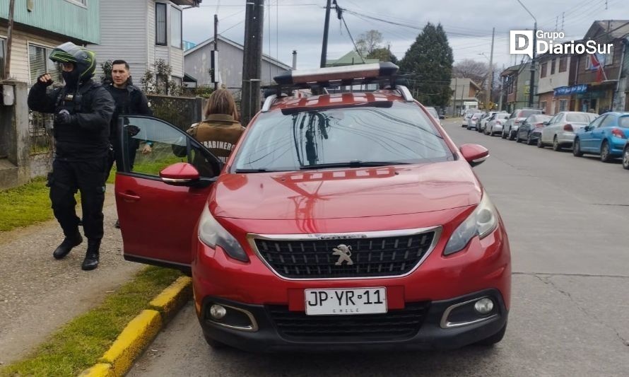 Seguridad municipal detuvo a sujeto por robo de especies desde un vehículo en Valdivia