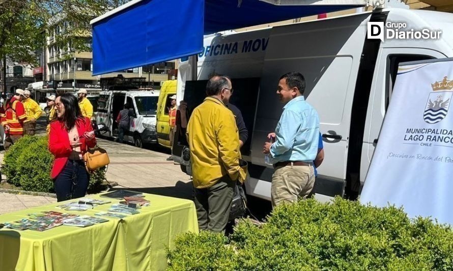 Alcalde de Lago Ranco promociona el destino turístico en la plaza de Valdivia 