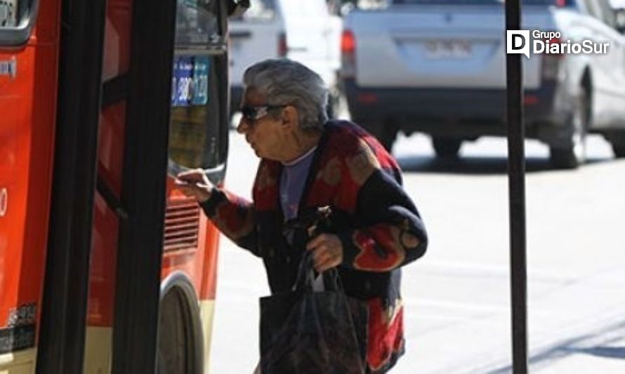 Diputados proponen eximir a personas mayores del pago de tarifa en el transporte público