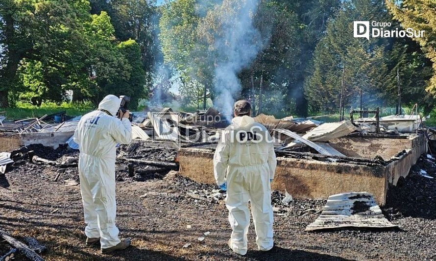 Personal especializado PDI investiga ataque incendiario a fundo en Lanco