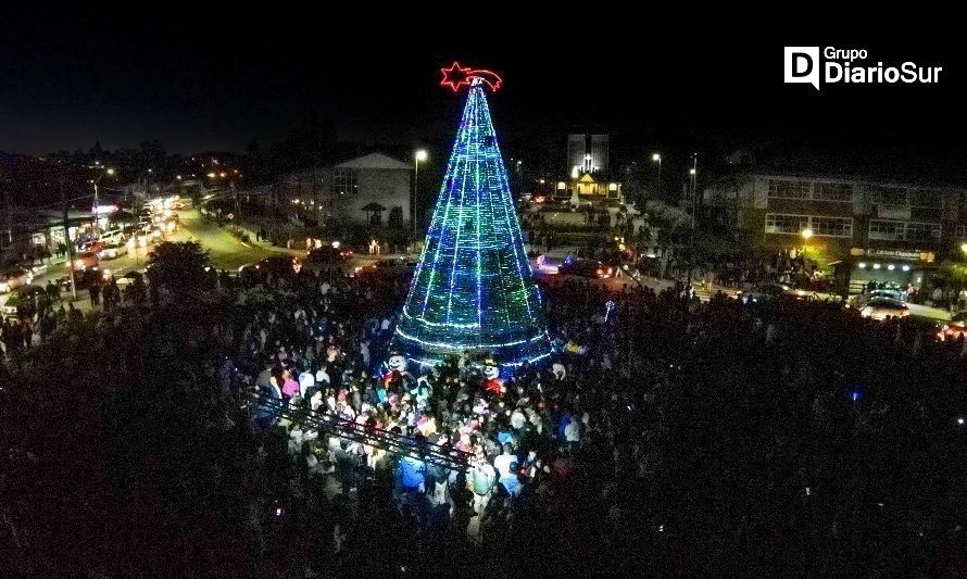 Panguipulli realizó encendido de árbol navideño confeccionado con latas recicladas