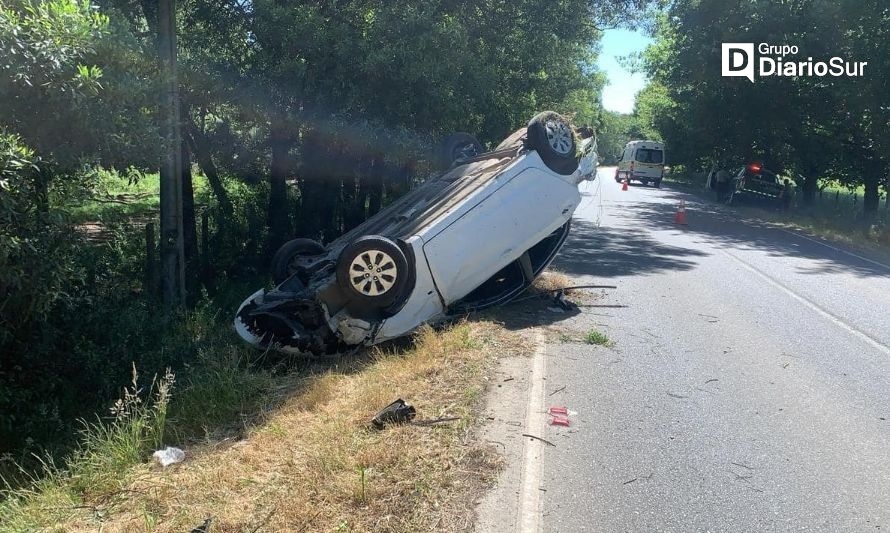 Volcamiento de vehículo deja una persona lesionada en Los Lagos