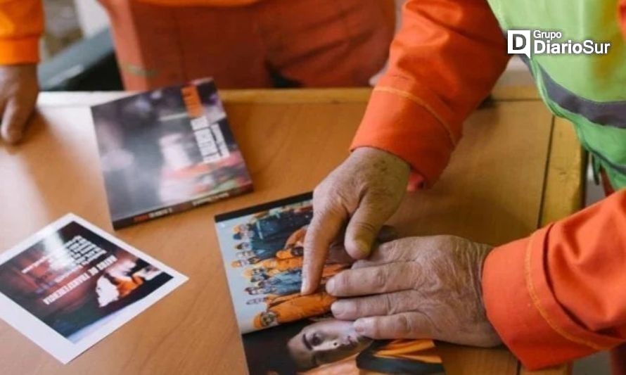 Lanzan fotolibro que recoge la labor diaria de los recolectores de basura de Valdivia