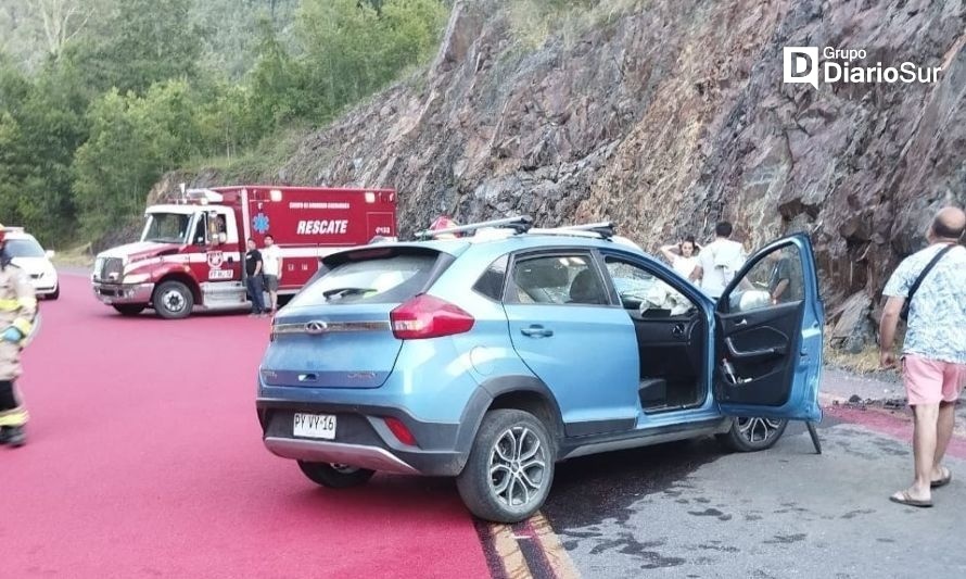 Conductora resultó gravemente herida tras chocar contra muro de piedra en Panguipulli