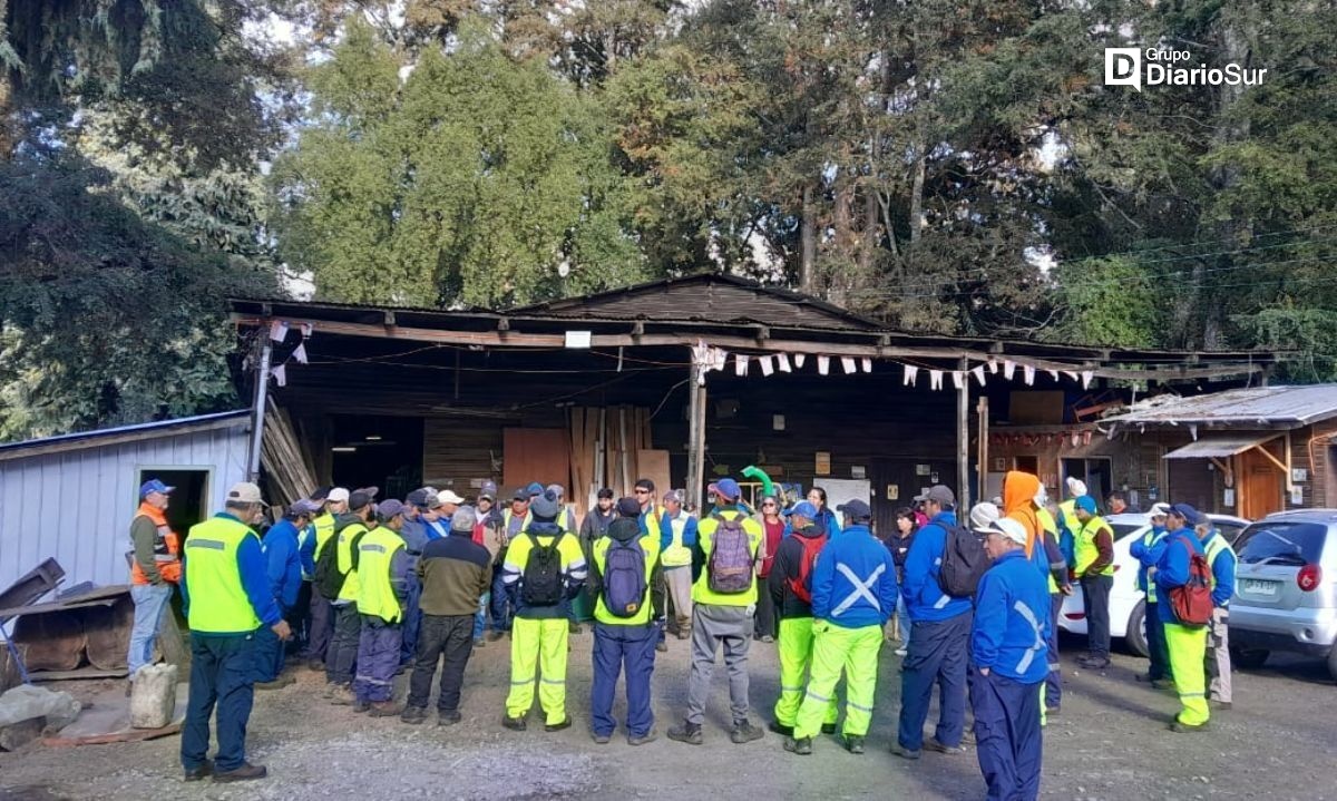 Trabajadores de Aseo y Ornato se manifiestan en Panguipulli