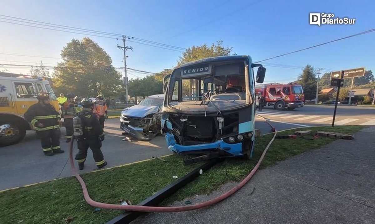 Microbús colisionó con camioneta en avenida Circunvalación Sur de Valdivia 