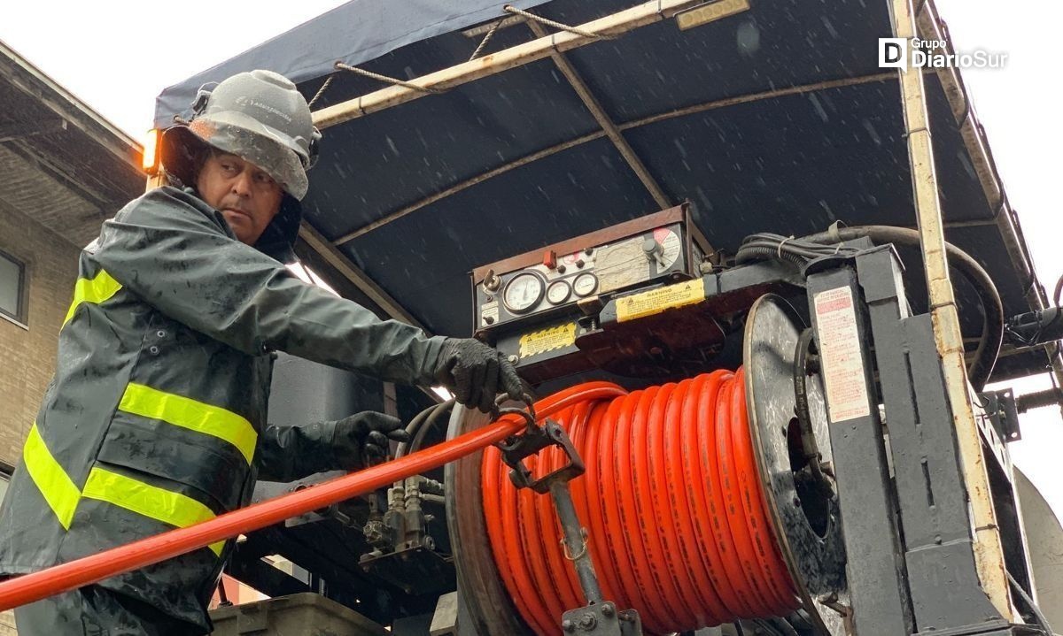 Rotura de matriz produjo inundación en calle Cochrane de Valdivia