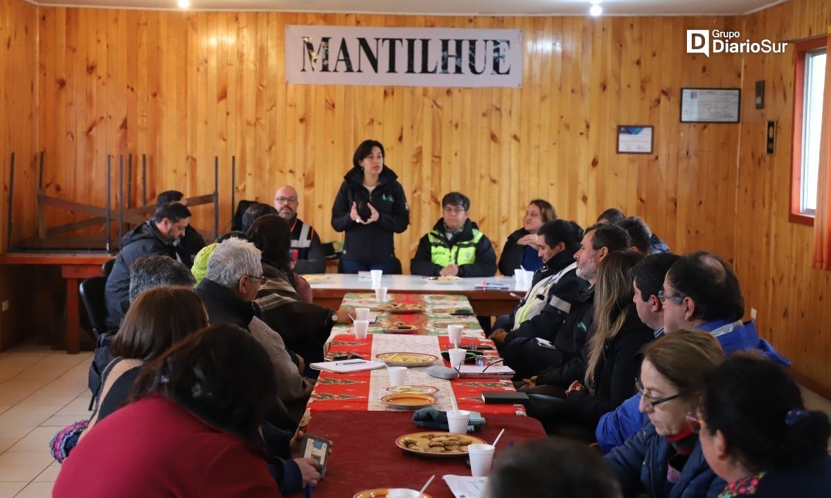 Vecinos de Mantilhue se informan sobre la actividad volcánica en Cordón Caulle