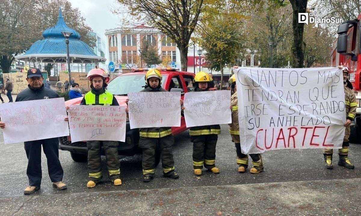 Bomberos de Malalhue protestan en Valdivia por retraso en construcción de cuartel 