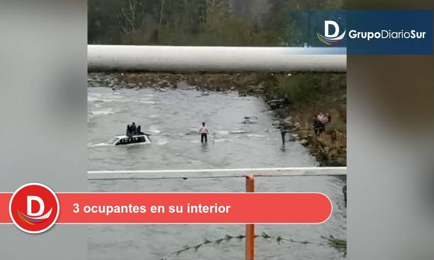 Automóvil cayó al río en zona cordillerana de Futrono